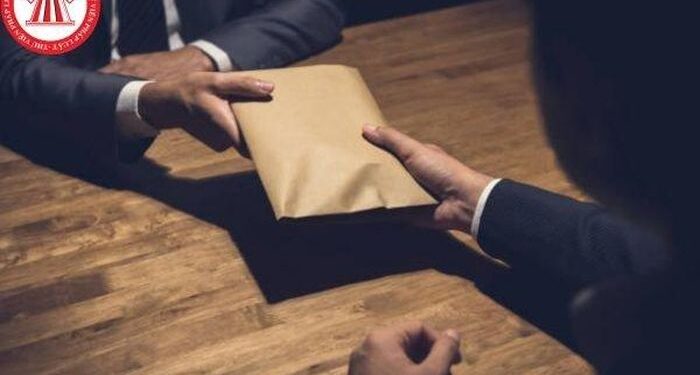 Án Nước ngoài-Luật Việt Nam: Bị bắt quả tang nhận hối lộ, quan chức nuốt tiền để tiêu hủy bằng chứng