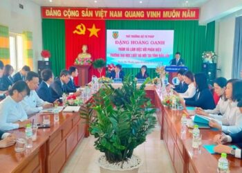 Thứ trưởng Bộ Tư pháp Đặng Hoàng Oanh thăm và làm việc với Phân hiệu Trường Đại học Luật Hà Nội tại Đắk Lắk