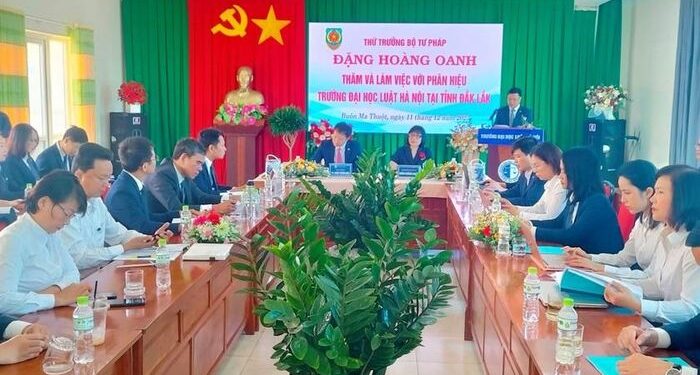 Thứ trưởng Bộ Tư pháp Đặng Hoàng Oanh thăm và làm việc với Phân hiệu Trường Đại học Luật Hà Nội tại Đắk Lắk