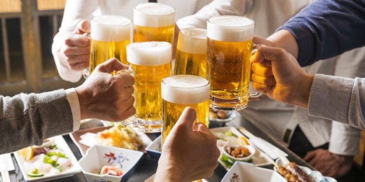 Sử dụng rượu bia: chuyện cá nhân hay xã hội?