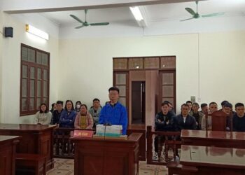 Lái ô tô không có giấy phép, chống đối CSGT