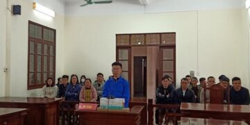 Lái ô tô không có giấy phép, chống đối CSGT