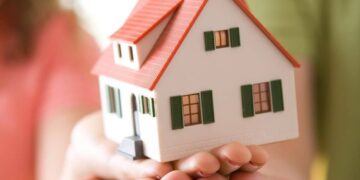 Trung tâm tư vấn pháp luật Toàn Tâm (TTLCC): Làm sao lấy lại tài sản đang bị vợ cũ chiếm giữ – Không kết hôn có được đăng ký khai sinh cho con?