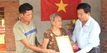 Trao tặng nhà Đại đoàn kết tại xã Phước Ngãi (huyện Ba Tri, Bến Tre)