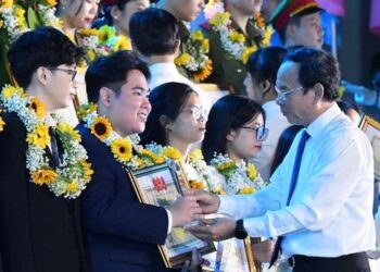 Kỷ niệm 74 năm Ngày truyền thống học sinh, sinh viên và tuyên dương ‘Sinh viên 5 tốt’