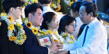 Kỷ niệm 74 năm Ngày truyền thống học sinh, sinh viên và tuyên dương ‘Sinh viên 5 tốt’