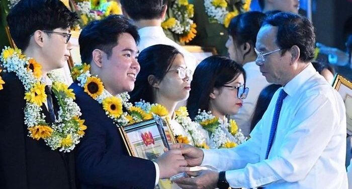 Kỷ niệm 74 năm Ngày truyền thống học sinh, sinh viên và tuyên dương ‘Sinh viên 5 tốt’