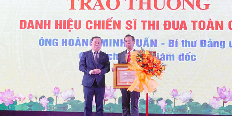 Công ty Xổ số Quảng Bình đón nhận Huân chương Lao động hạng Nhất