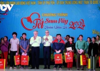 Chánh án Tòa án Nhân dân tối cao Nguyễn Hòa Bình tặng quà Tết tại Phú Yên