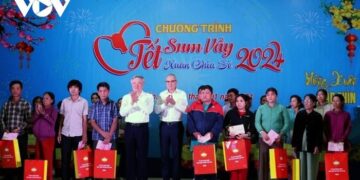 Chánh án Tòa án Nhân dân tối cao Nguyễn Hòa Bình tặng quà Tết tại Phú Yên