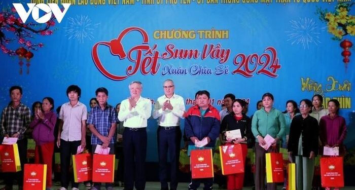 Chánh án Tòa án Nhân dân tối cao Nguyễn Hòa Bình tặng quà Tết tại Phú Yên