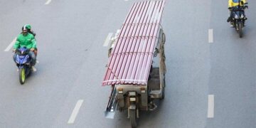 Xe tự chế chở tôn – sát nhân như kẻ say, sao CSGT làm ngơ?