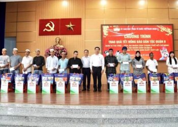 Chánh án TAND TP.HCM Lê Thanh Phong trao tặng quà Tết cho đồng bào dân tộc tại quận 8