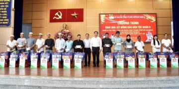 Chánh án TAND TP.HCM Lê Thanh Phong trao tặng quà Tết cho đồng bào dân tộc tại quận 8