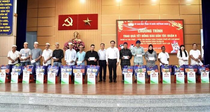 Chánh án TAND TP.HCM Lê Thanh Phong trao tặng quà Tết cho đồng bào dân tộc tại quận 8