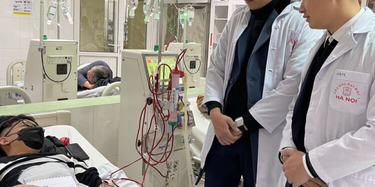 Viện IRLIE phối hợp Viện IMRIC đến thăm, tặng quà bệnh nhân nghèo Phan Trọng Nguyên sinh viên trường Đại học Y Hà Nội