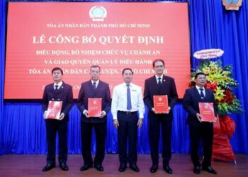 TAND TP.HCM trao quyết định điều động, bổ nhiệm chánh án nhiều quận