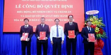 TAND TP.HCM trao quyết định điều động, bổ nhiệm chánh án nhiều quận