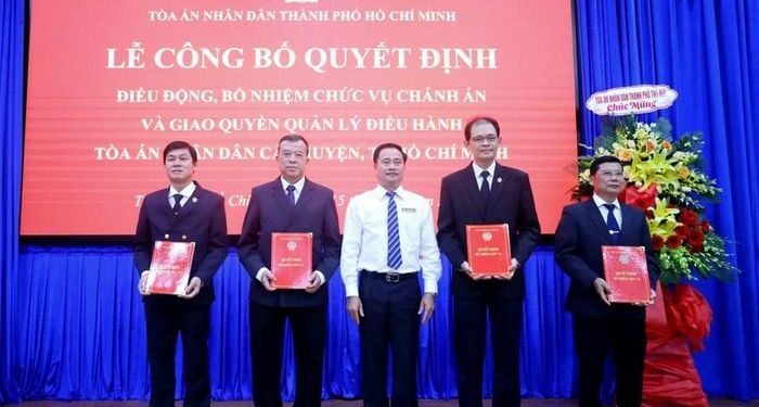 TAND TP.HCM trao quyết định điều động, bổ nhiệm chánh án nhiều quận