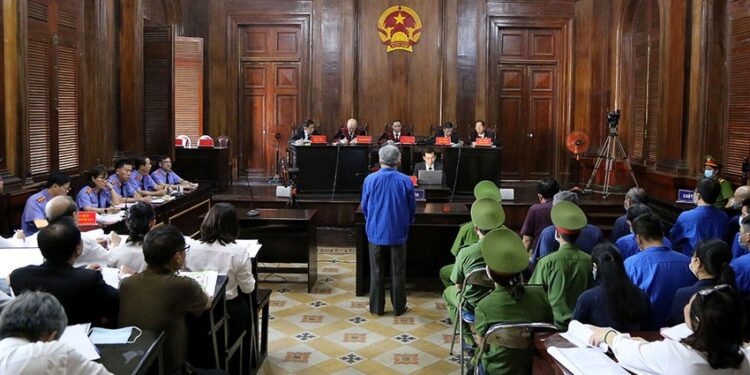 Sự tham dự của điều tra viên tại phiên tòa theo quy định của Bộ luật Tố tụng hình sự