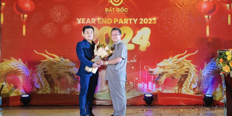 Ông Trương Nhật Đăng – CEO Cty TNHH Đất Gốc Khánh Hoà đón nhận biểu dương, khen thưởng của Trung tâm tư vấn pháp luật Toàn Tâm (TTLCC)