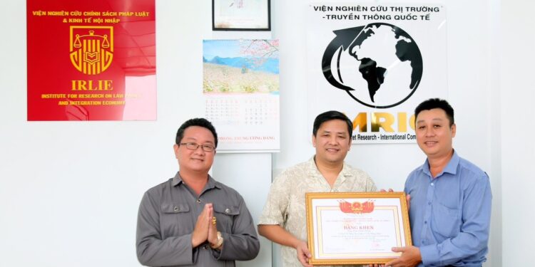 Ông Phan Mạnh Hùng – CEO Cty Mays Ruviteks (Liên bang nga) thăm và chúc Tết Viện IMRIC và Viện IRLIE