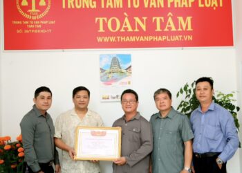 Ông Phan Mạnh Hùng – Tổng giám đốc Công ty Mays Ruviteks (Liên bang Nga) thăm, chúc Tết Trung tâm tư vấn pháp luật Toàn Tâm (TTLCC)