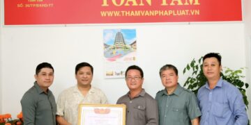 Ông Phan Mạnh Hùng – Tổng giám đốc Công ty Mays Ruviteks (Liên bang Nga) thăm, chúc Tết Trung tâm tư vấn pháp luật Toàn Tâm (TTLCC)