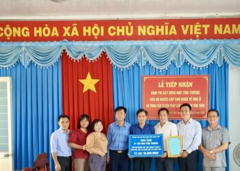 Trung tâm tư vấn pháp luật Toàn Tâm (TTLCC) – TC Nhiếp ảnh và Đời sống trao tặng nhà tình nghĩa tại Thị trần Mỏ Cày (huyện Mỏ Cày Nam, tỉnh Bến Tre)