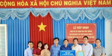 Trung tâm tư vấn pháp luật Toàn Tâm (TTLCC) – TC Nhiếp ảnh và Đời sống trao tặng nhà tình nghĩa tại Thị trần Mỏ Cày (huyện Mỏ Cày Nam, tỉnh Bến Tre)