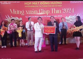 Ông Hồ Minh Sơn – Giám đốc Trung tâm tư vấn pháp luật Toàn Tâm; Tạp chí Nhiếp ảnh và Đời sống trao nhà tình thương cho gia đình khó khăn tại huyện Bình Đại