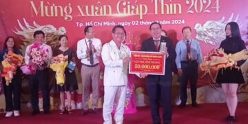 Ông Hồ Minh Sơn – Giám đốc Trung tâm tư vấn pháp luật Toàn Tâm; Tạp chí Nhiếp ảnh và Đời sống trao nhà tình thương cho gia đình khó khăn tại huyện Bình Đại