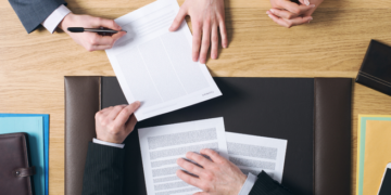 Những thuận lợi và khó khăn khi làm công chứng viên