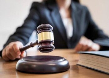 Kỳ quặc tòa án bán đấu giá bao cao su của người bị thi hành án