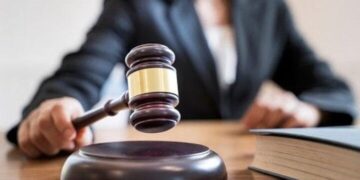 Kỳ quặc tòa án bán đấu giá bao cao su của người bị thi hành án