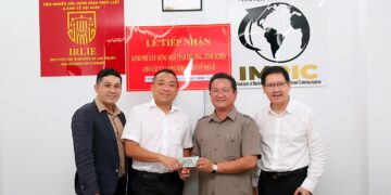 Viện Nghiên cứu Thị trường – Truyền thông Quốc tế và Viện Nghiên cứu Chính sách pháp luật&Kinh tế hội nhập tiếp nhận kinh phí xây dựng 3 căn nhà tình thương