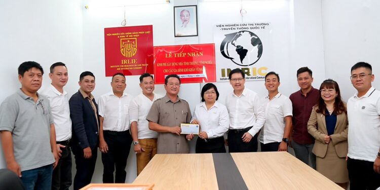 VIỆN NGHIÊN CỨU THỊ TRƯỜNG – TRUYỀN THÔNG QUỐC TẾ PHỐI HỢP VIỆN NGHIÊN CỨU CHÍNH SÁCH PHÁP LUẬT&KINH TẾ HỘI NHẬP TRAO TẶNG KINH PHÍ XÂY DỰNG NHÀ TÌNH THƯƠNG