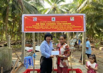 Viện IMRIC và Viện IRLIE phối hợp UBND xã Hưng Nhượng (Giồng Trôm – Bến Tre): Khởi công xây dựng nhà tình thương cho người nghèo