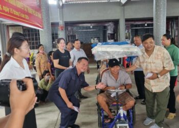 Ông Phan Mạnh Hùng – Tổng giám đốc Cty Mays Ruviteks (Liên bang Nga): Trao tặng 120 suất quà cho Nạn nhân chất độc da cam/Điôxin Thành phố Sóc Trăng