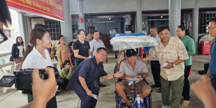 Ông Phan Mạnh Hùng – Tổng giám đốc Cty Mays Ruviteks (Liên bang Nga): Trao tặng 120 suất quà cho Nạn nhân chất độc da cam/Điôxin Thành phố Sóc Trăng