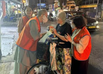 Chùa Pháp Vân – Tân Phú: Trao tận tay hàng trăm phần quà cho người có hoàn cảnh đặc biệt