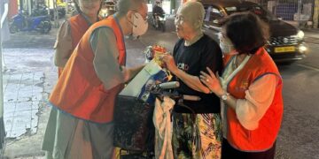 Chùa Pháp Vân – Tân Phú: Trao tận tay hàng trăm phần quà cho người có hoàn cảnh đặc biệt