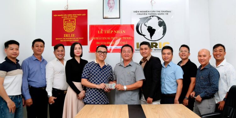 Viện Nghiên cứu Thị trường – Truyền thông Quốc tế và Viện Nghiên cứu Chính sách pháp luật&Kinh tế hội nhập: Tiếp nhận kinh phí xây dựng “Nhà tình thương” cho người nghèo