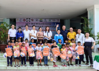 Hội thiện nguyện “Chung một nhịp đập Sài Gòn” trao hàng trăm suất quà cho trẻ khó khăn nhân ngày 1/6