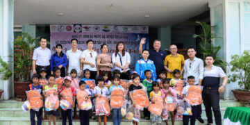 Hội thiện nguyện “Chung một nhịp đập Sài Gòn” trao hàng trăm suất quà cho trẻ khó khăn nhân ngày 1/6