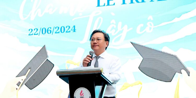 TRƯỜNG THPT LÊ THÁNH TÔN TỔ CHỨC TRỌNG THỂ LỄ TRI ÂN VÀ TRƯỞNG THÀNH CHO HỌC SINH KHỐI 12