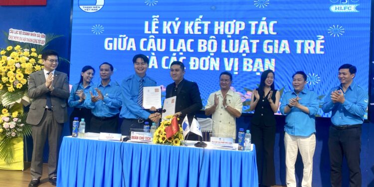 Trung tâm tư vấn pháp luật Toàn Tâm (TTLCC) ký kết chương trình phối hợp công tác với Câu lạc bộ Luật gia trẻ Thành phố Hồ Chí Minh