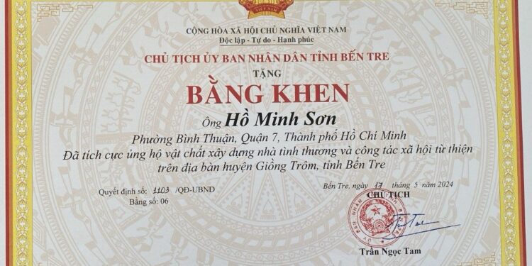 Ông Hồ Minh Sơn –Chủ tịch HĐQL Viện IRLIE, Tạp chí Nhiếp ảnh và Đời sống, GĐ Trung tâm tư vấn pháp luật Toàn Tâm vinh dự nhận bằng khen từ Chủ tịch UBND tỉnh Bến Tre