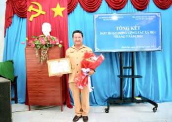 Nhà báo – Luật gia Hồ Minh Sơn –  Giám đốc Trung tâm tư vấn pháp luật Toàn Tâm (TTLCC), Tạp chí Nhiếp ảnh và Đời sống tiếp tục nhận Bằng khen của Chủ tịch UBND tỉnh Bến Tre