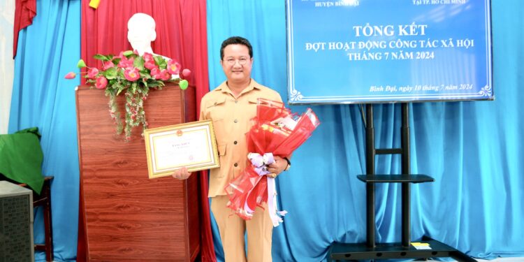 Nhà báo – Luật gia Hồ Minh Sơn – Giám đốc Trung tâm tư vấn pháp luật Toàn Tâm (TTLCC), Tạp chí Nhiếp ảnh và Đời sống tiếp tục nhận Bằng khen của Chủ tịch UBND tỉnh Bến Tre